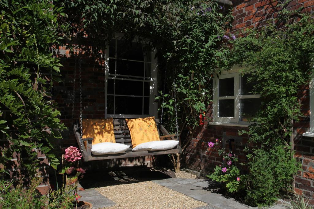 Sacred Garden Retreat Apartment Glastonbury Bagian luar foto